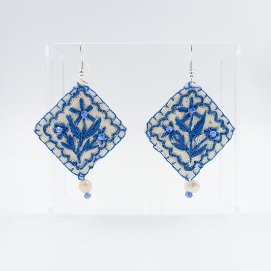 Aretes bordados a mano