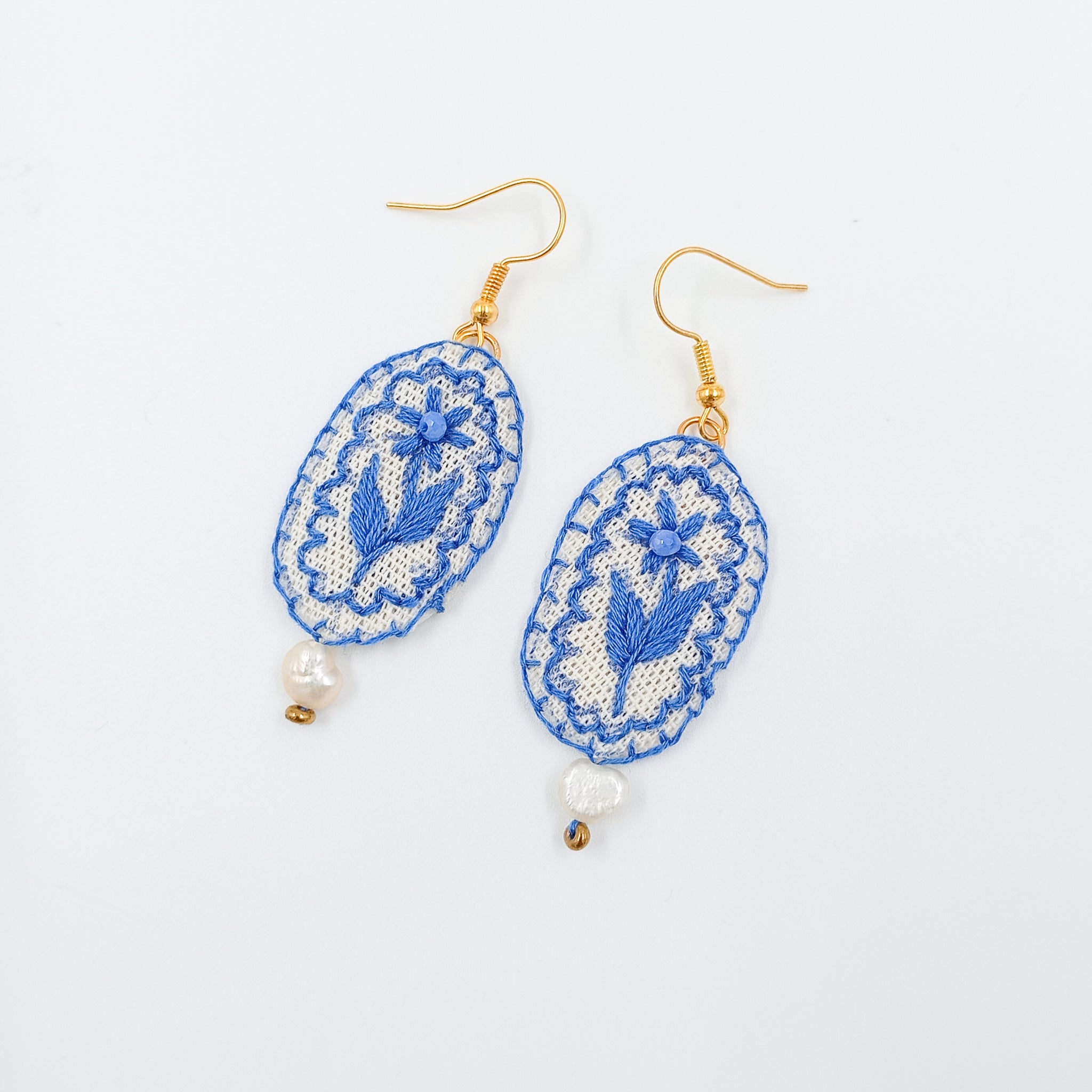 Aretes bordados a mano