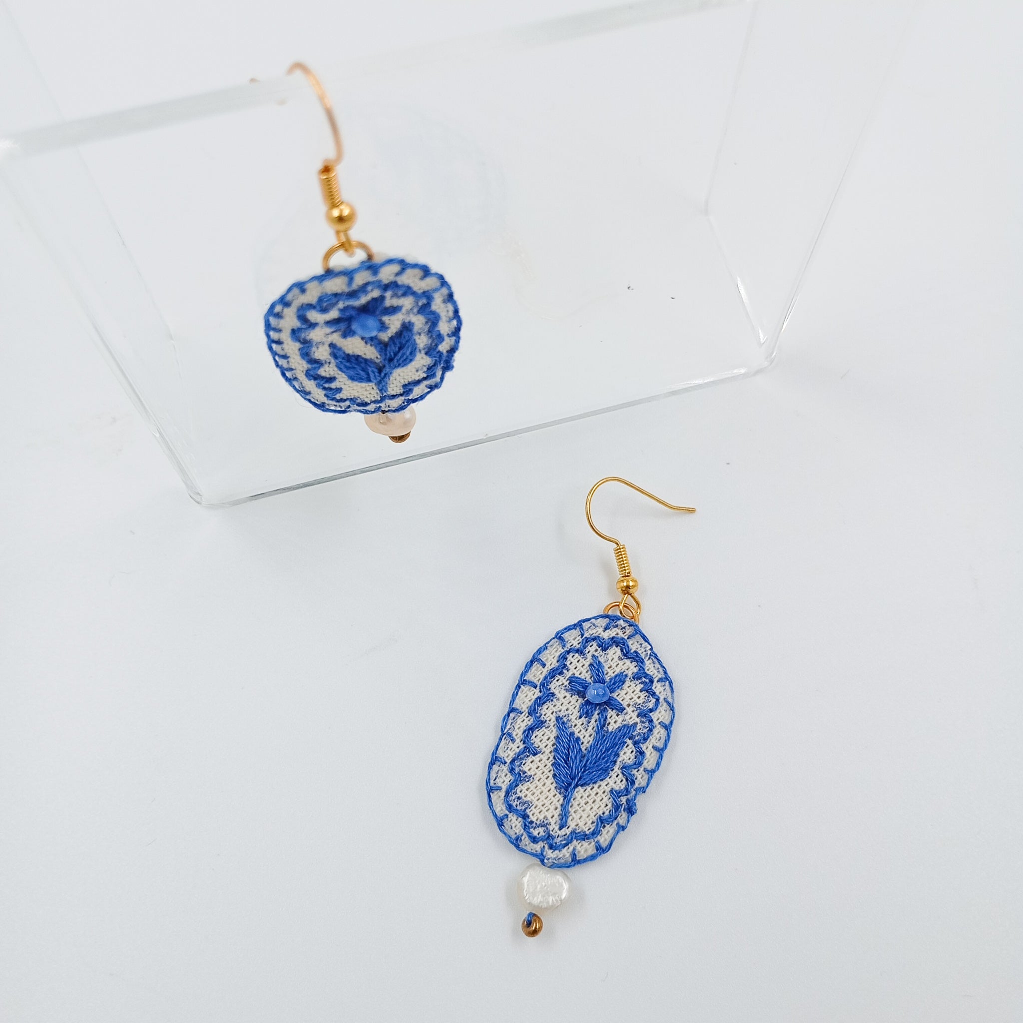 Aretes bordados a mano