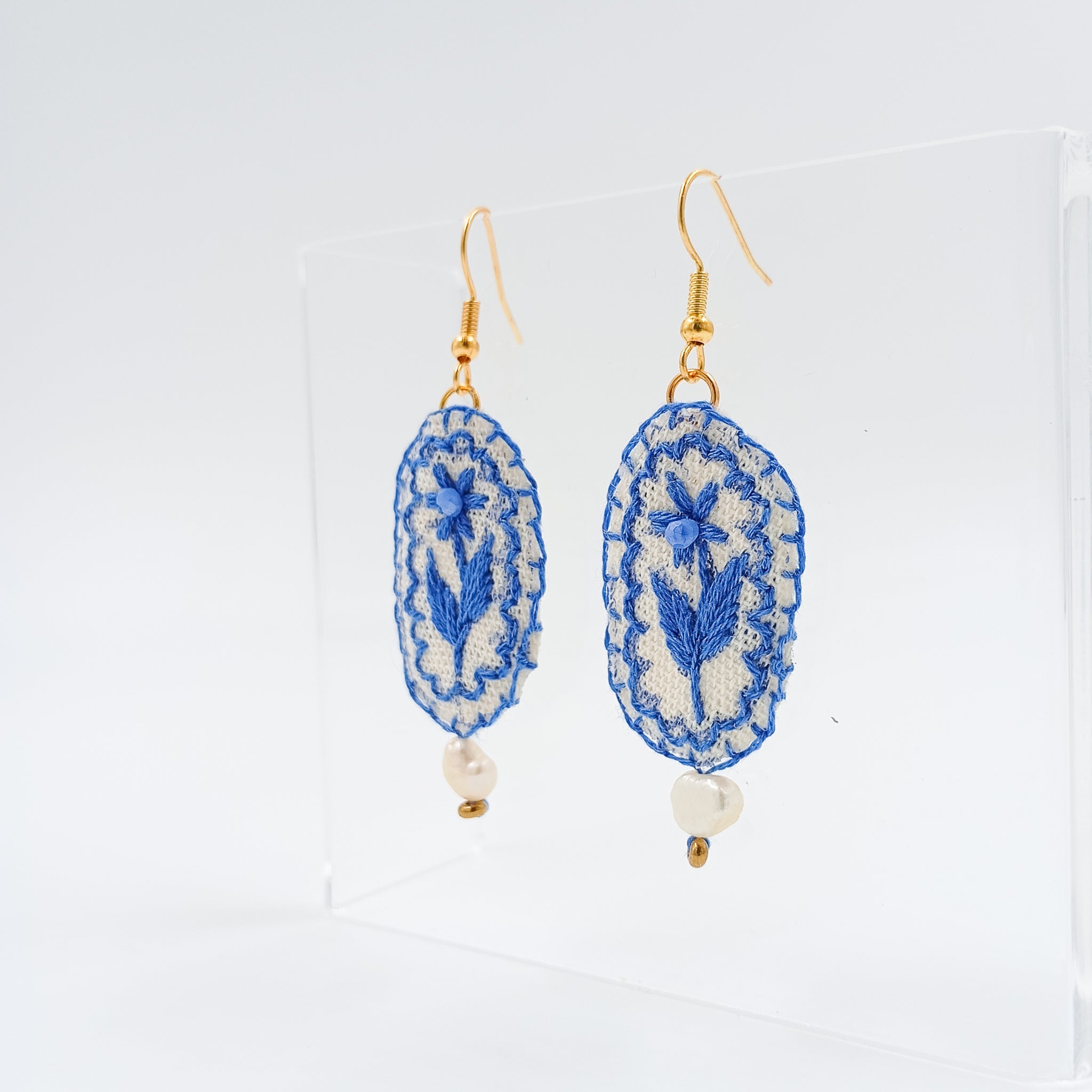 Aretes bordados a mano