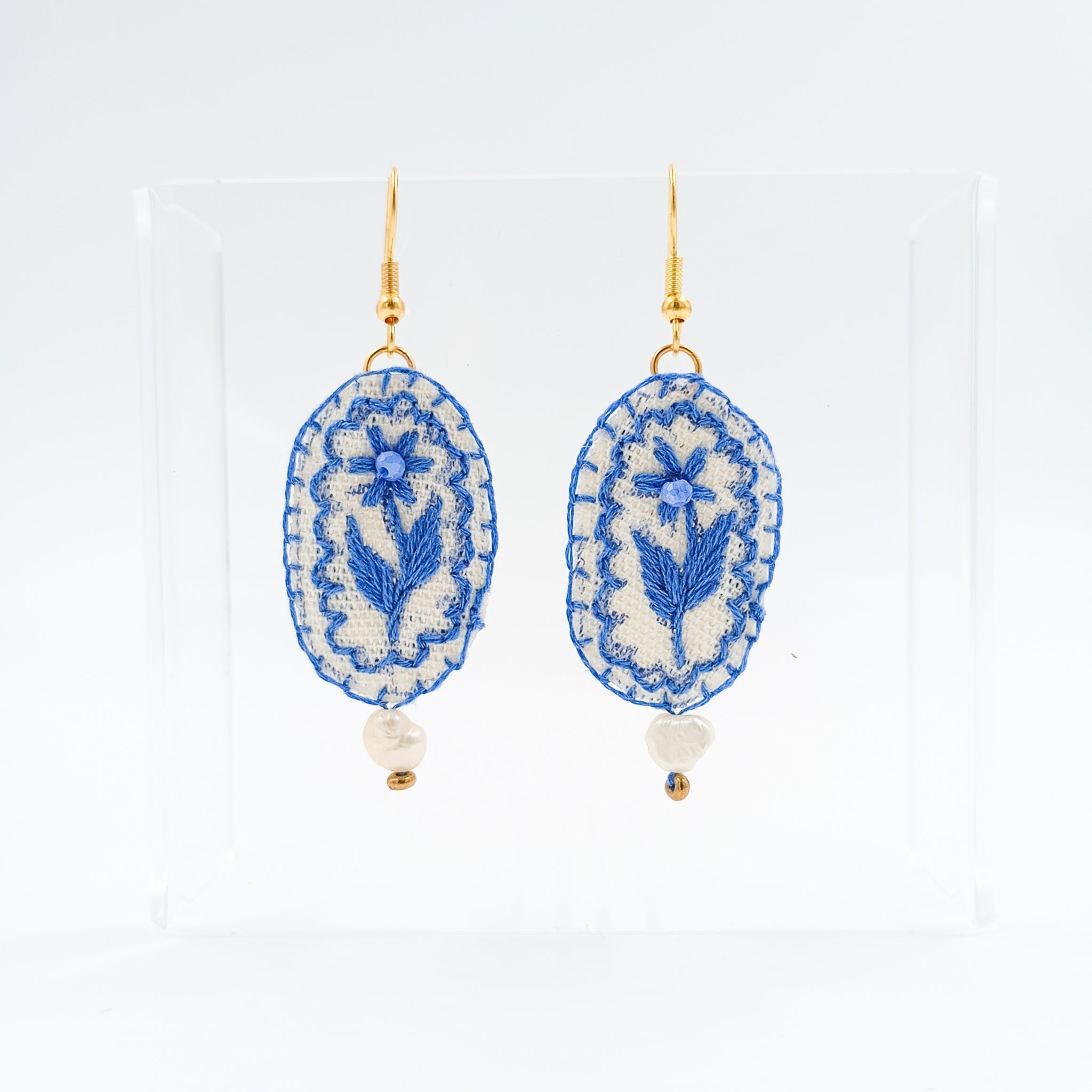 Aretes bordados a mano