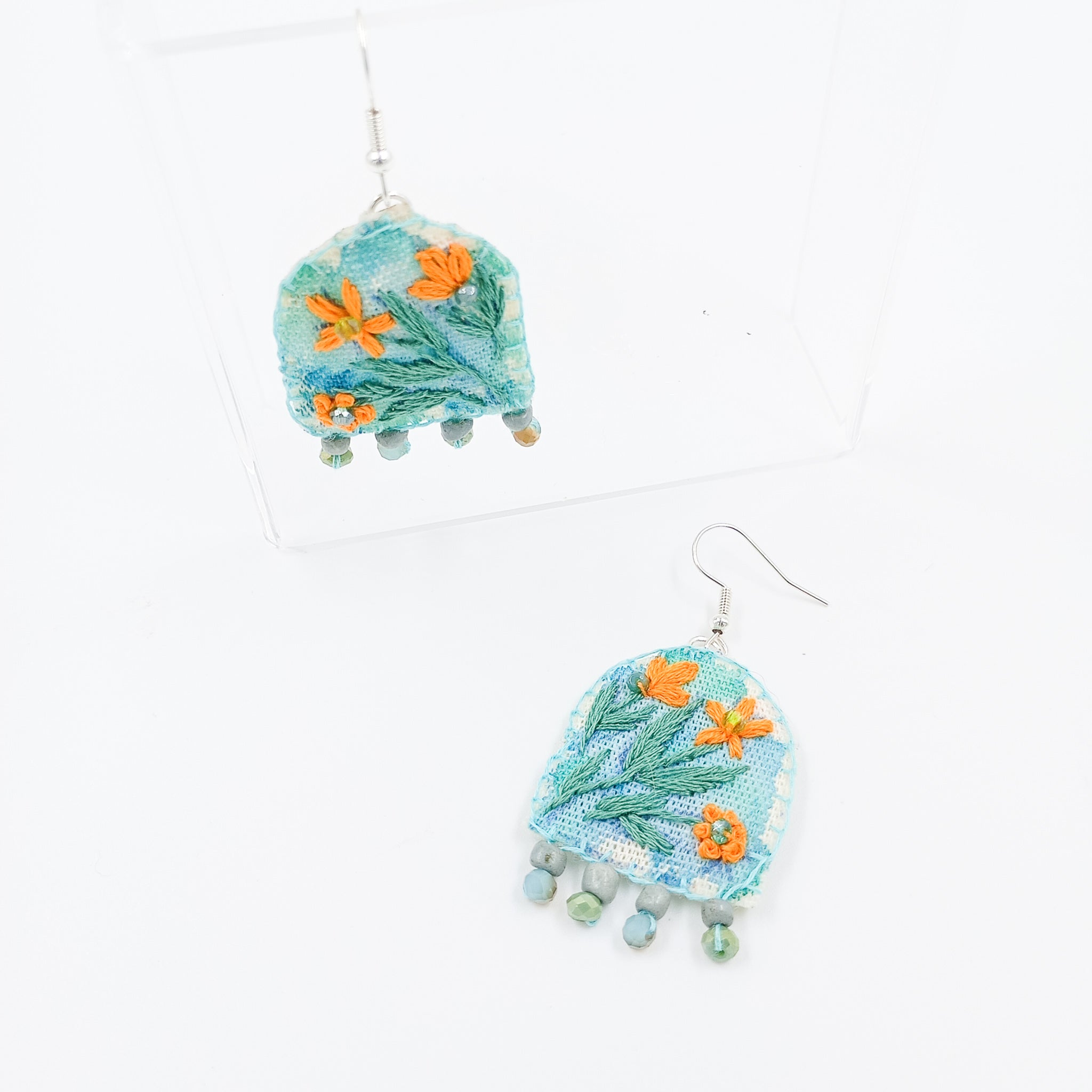 Aretes bordados a mano