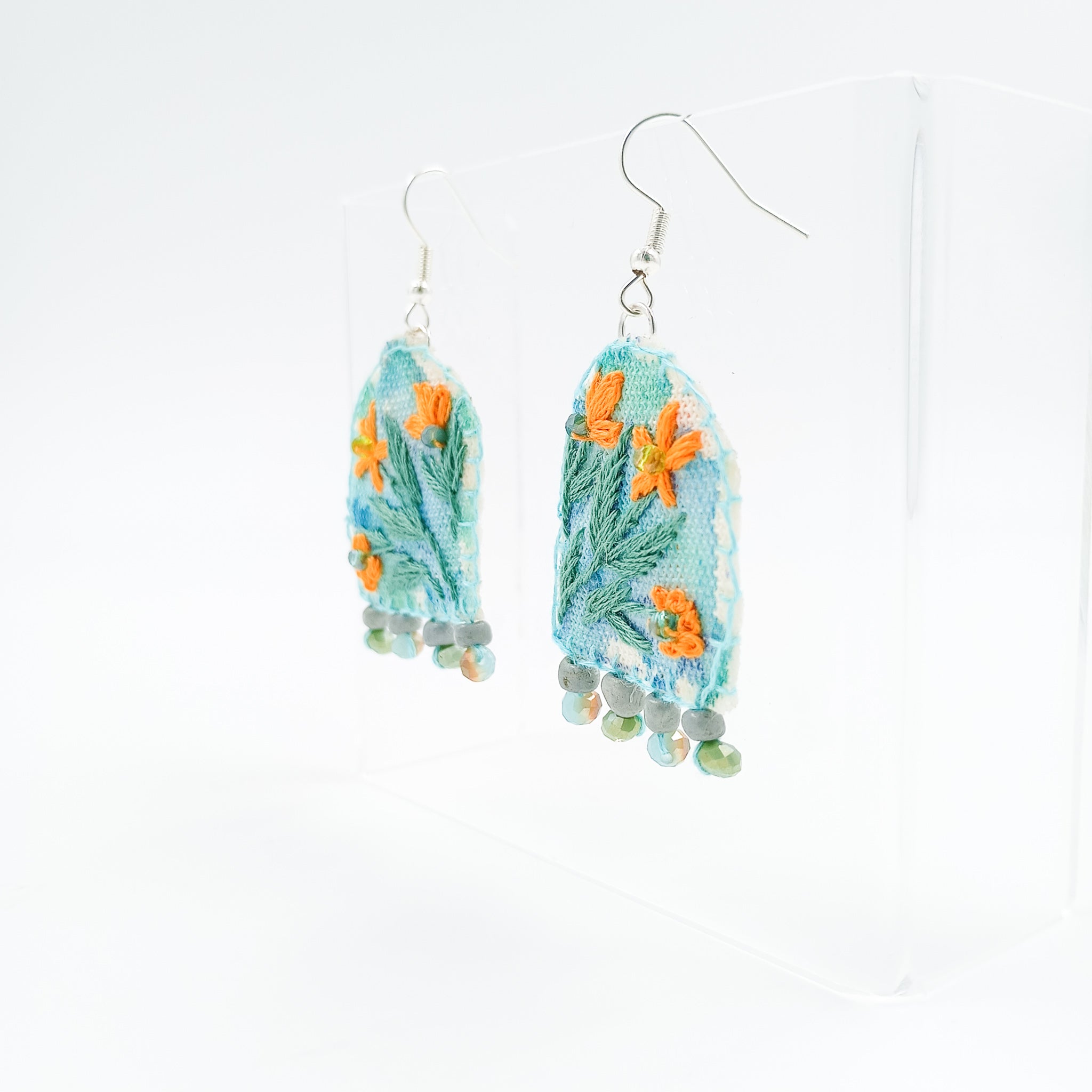 Aretes bordados a mano