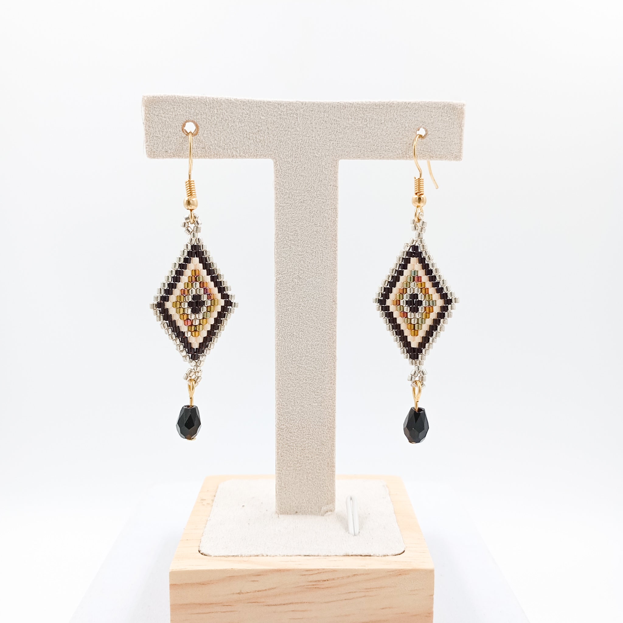 Aretes Huichol en forma de rombo
