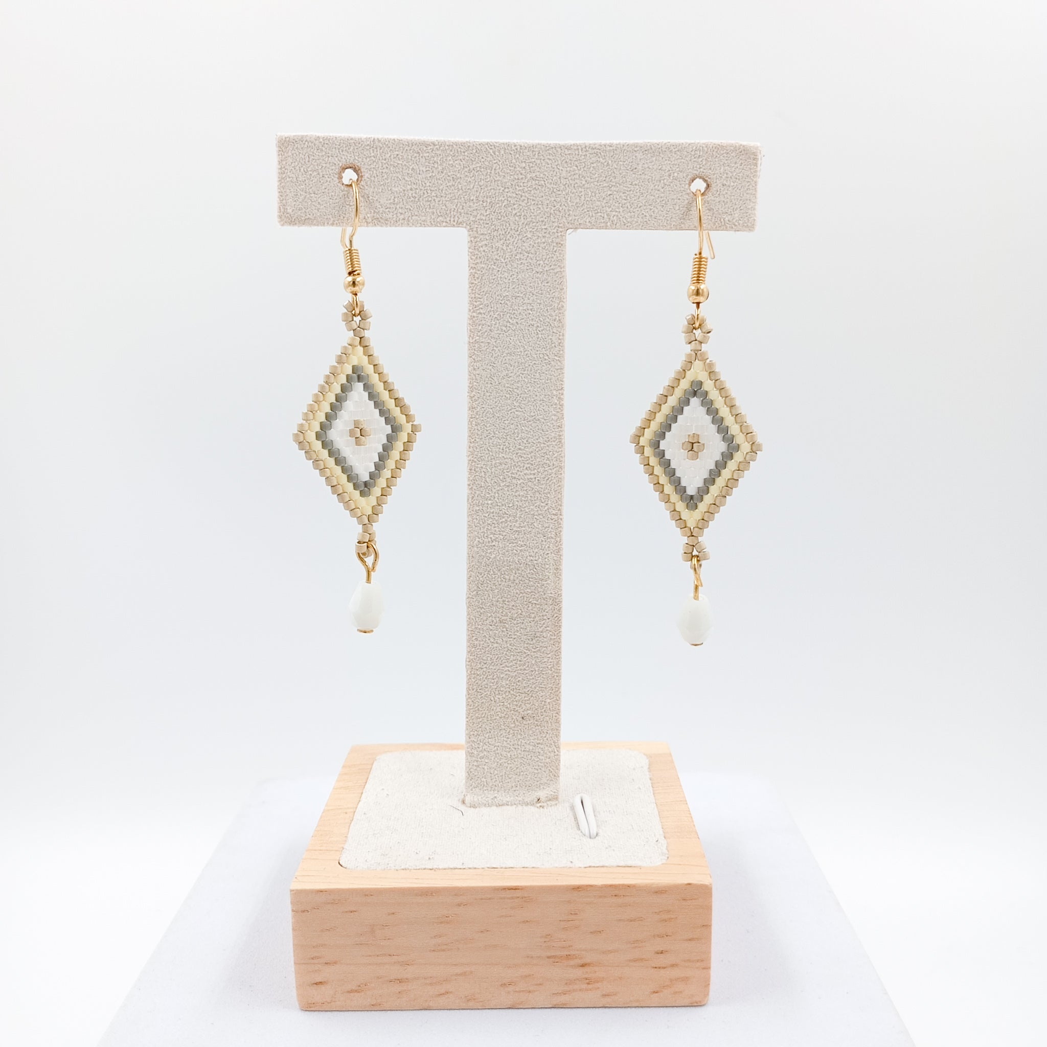 Aretes Huichol en forma de rombo