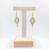 Aretes Huichol en forma de rombo