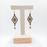 Aretes Huichol en forma de rombo