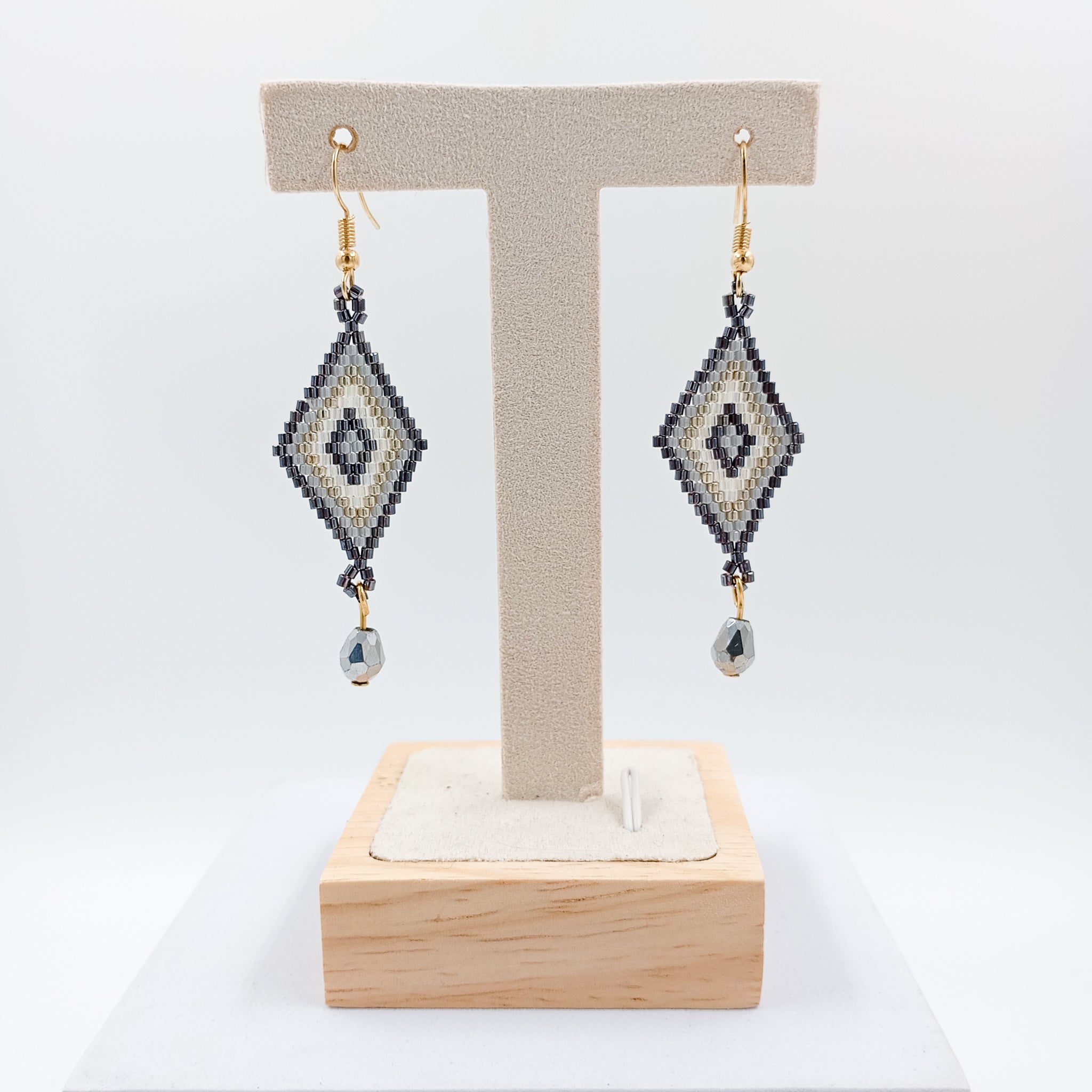Aretes Huichol en forma de rombo