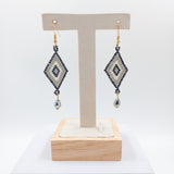 Aretes Huichol en forma de rombo