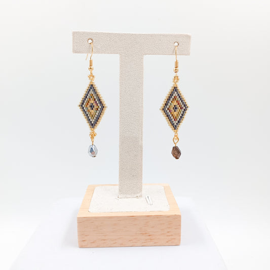 Aretes Huichol en forma de rombo