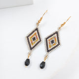 Aretes Huichol en forma de rombo