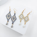 Aretes Huichol en forma de rombo