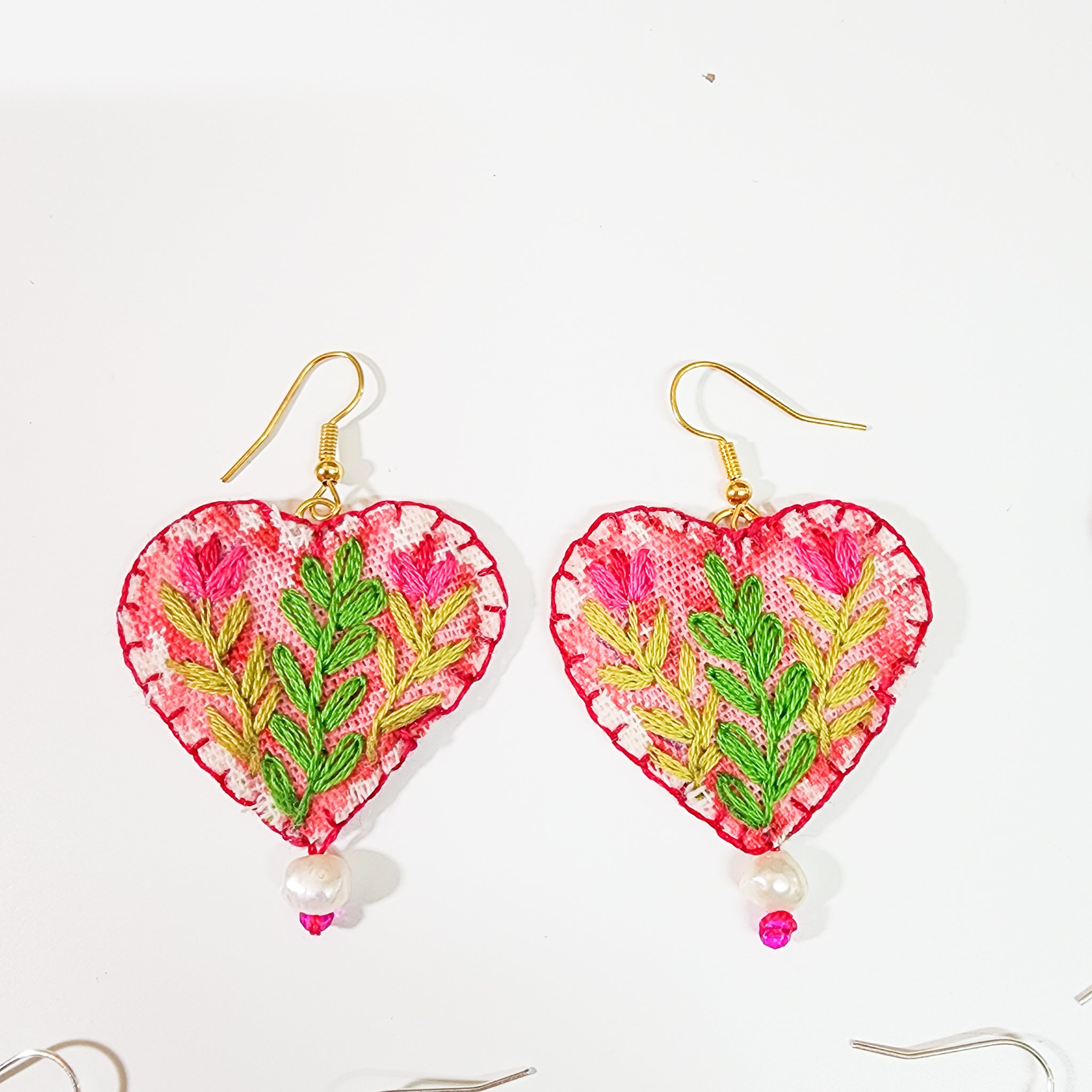 Aretes bordados a mano
