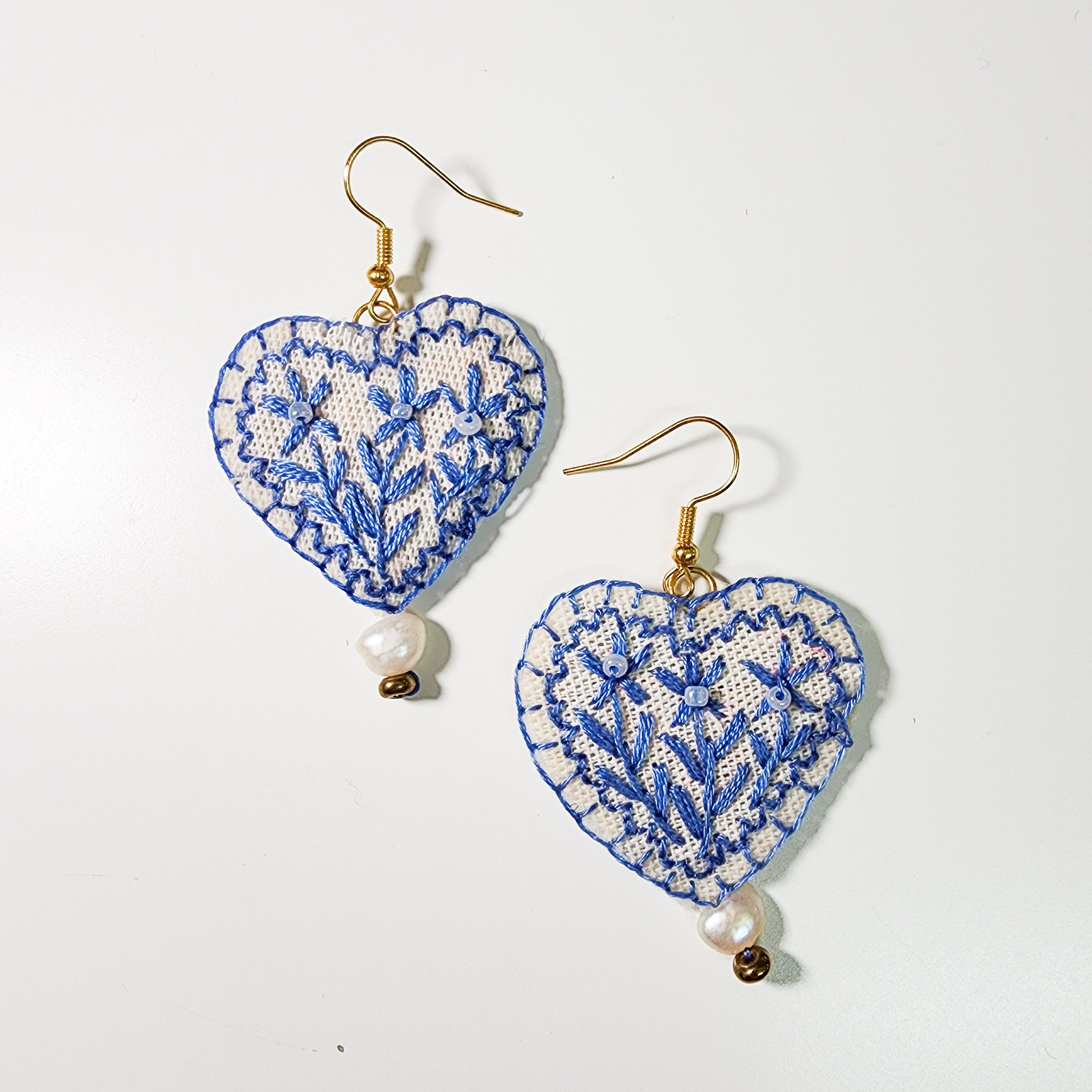 Aretes bordados a mano