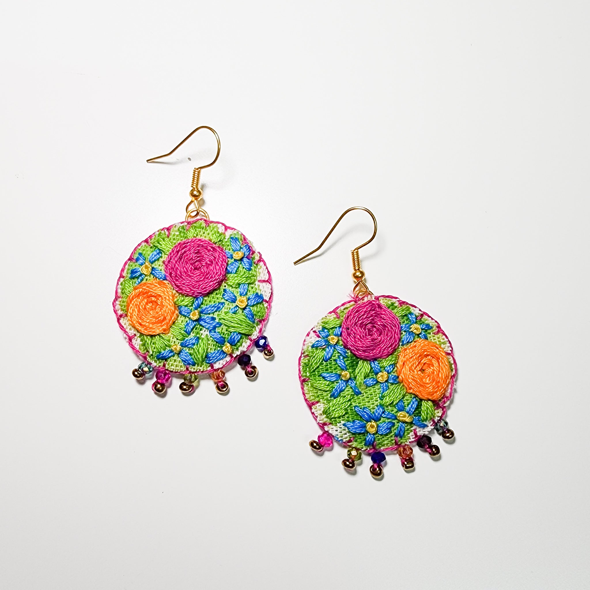 Aretes bordados a mano