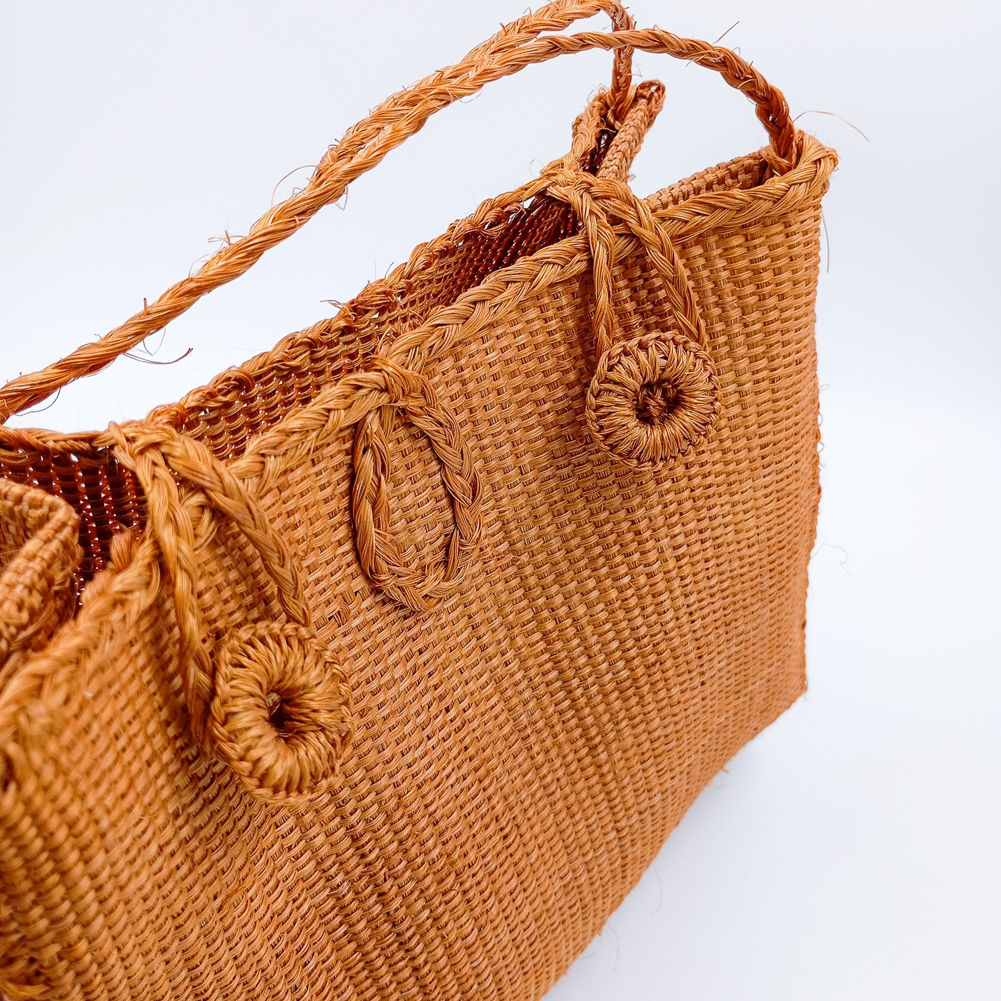 Bolsa artesanal de henequén color ocre hecha en Yucatán