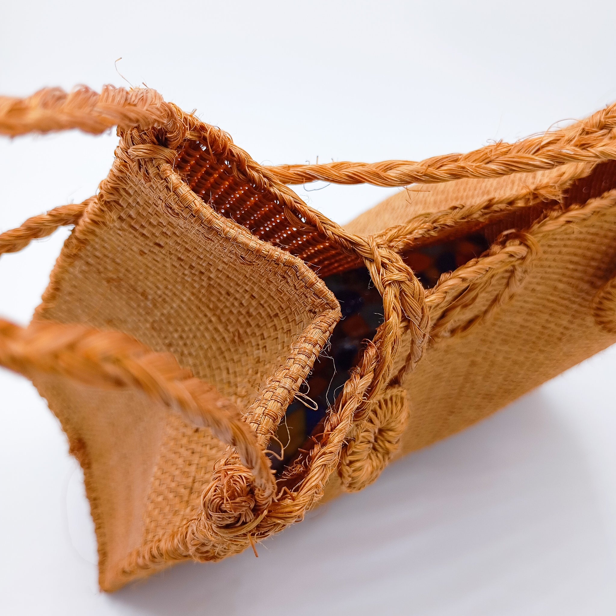 Bolsa artesanal de henequén color ocre hecha en Yucatán