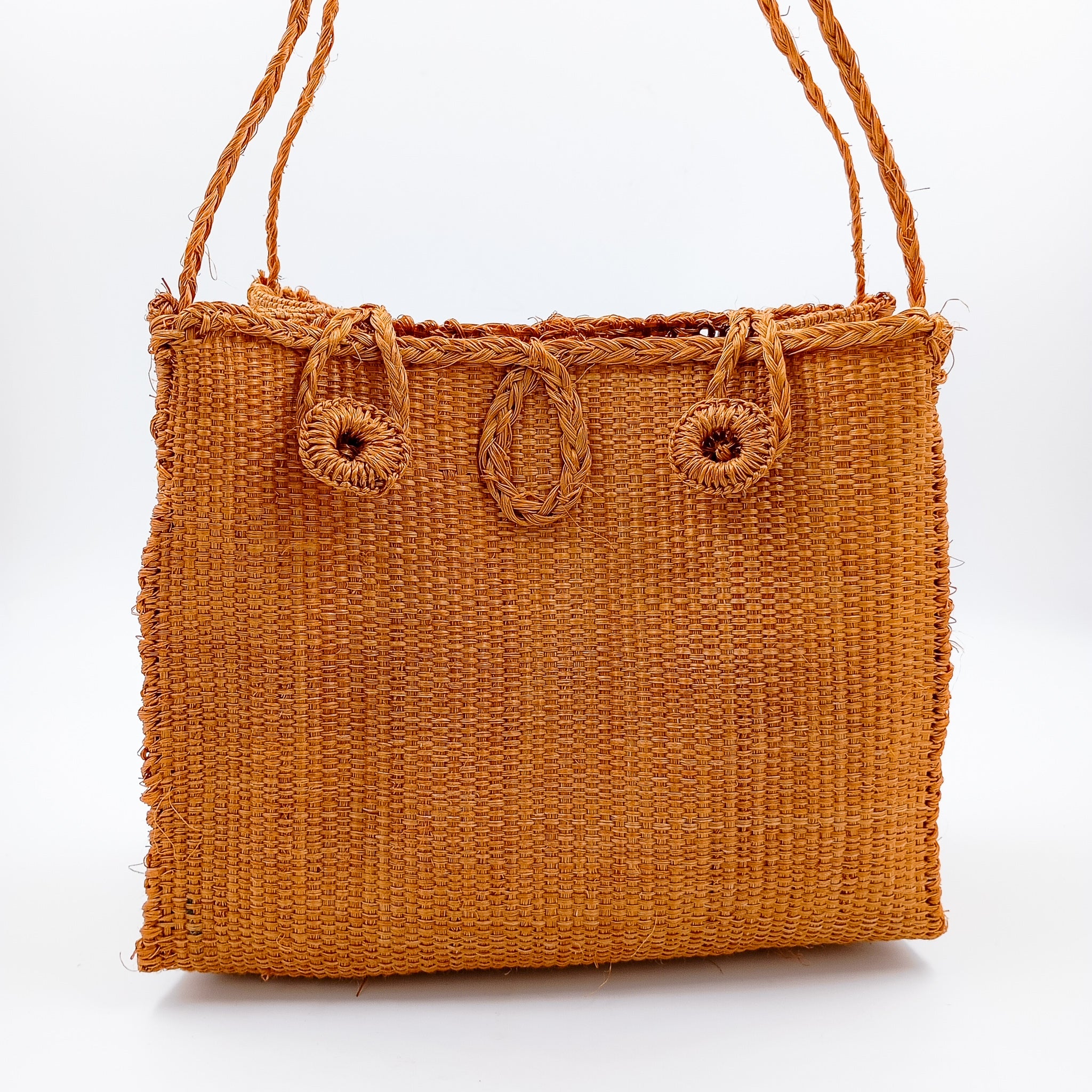 Bolsa artesanal de henequén color ocre hecha en Yucatán