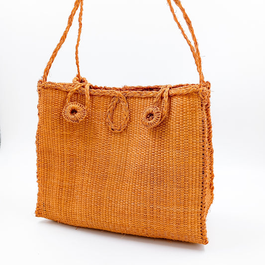 Bolsa artesanal de henequén color ocre hecha en Yucatán