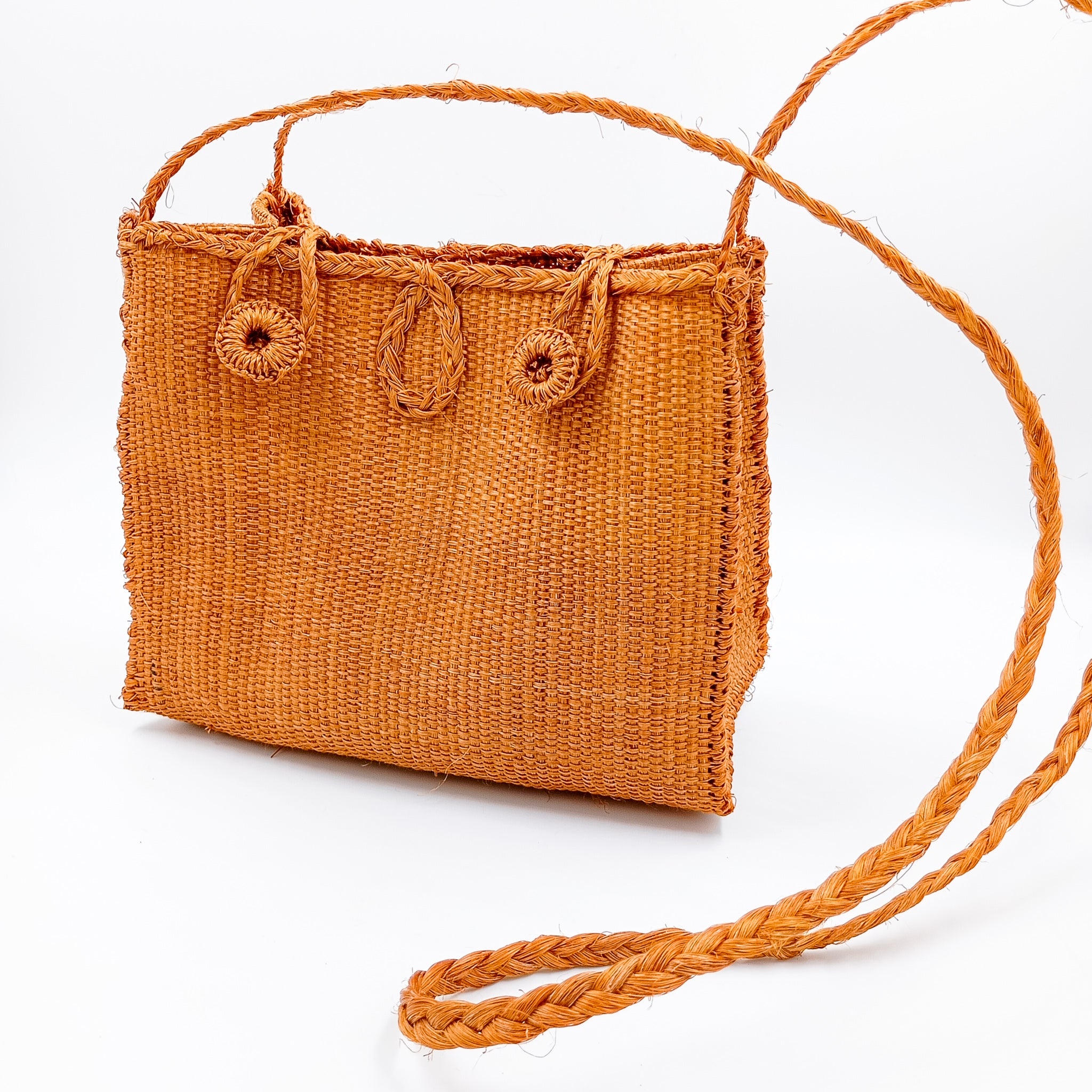 Bolsa artesanal de henequén color ocre hecha en Yucatán