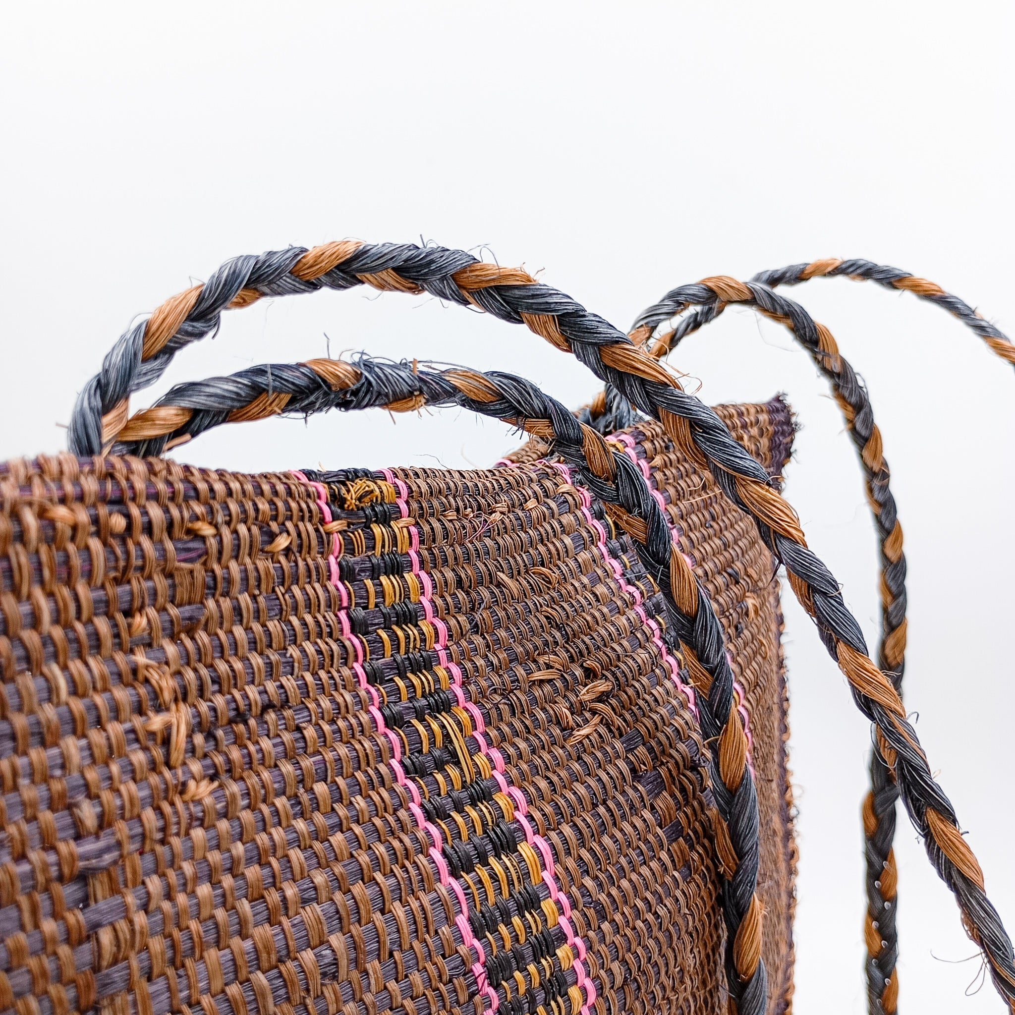 Bolsa artesanal de henequén hecha en Yucatán