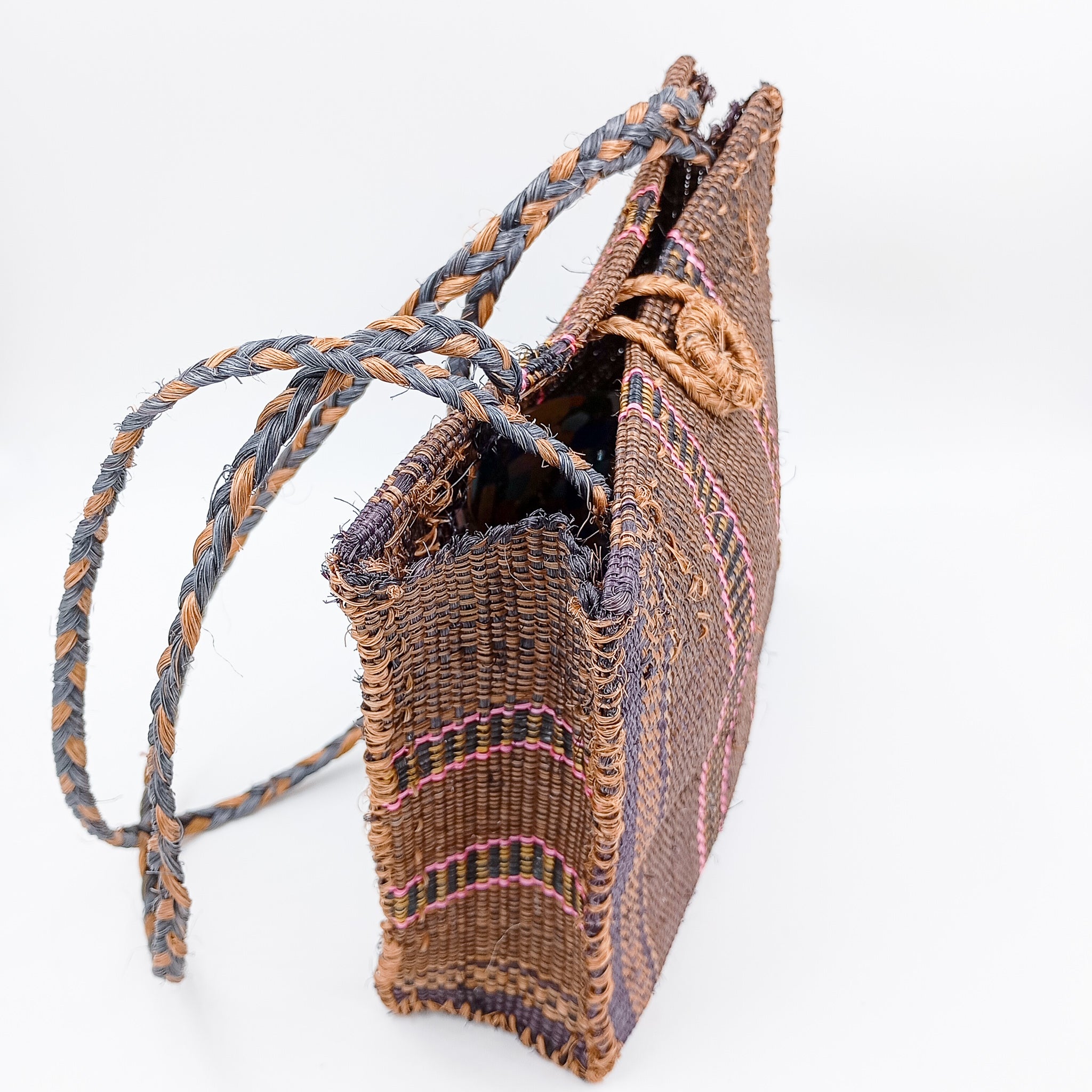 Bolsa artesanal de henequén hecha en Yucatán