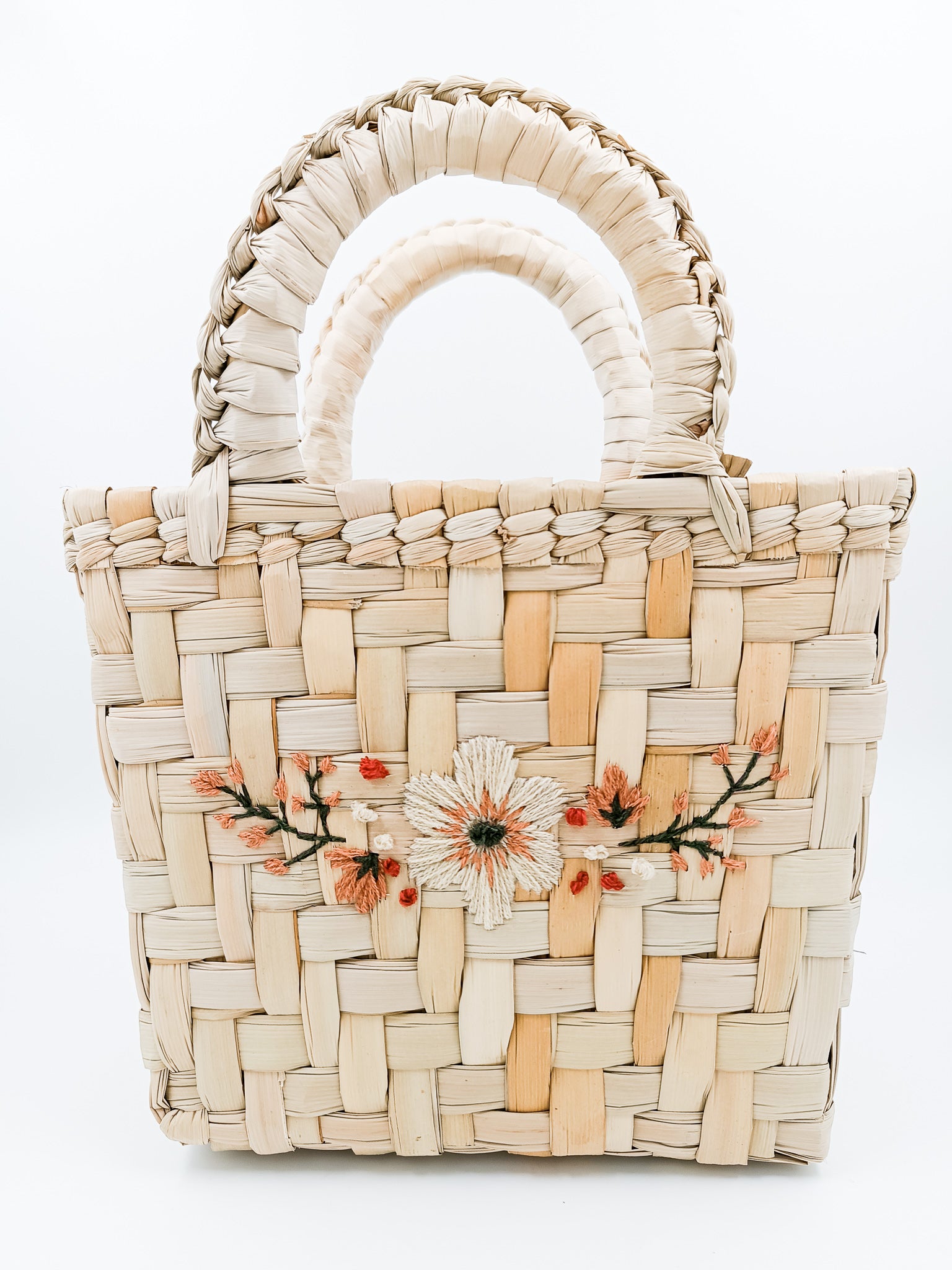 Bolsa de palma tejida con flores