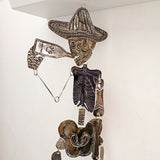Calavera articulada de hojalata con cerveza