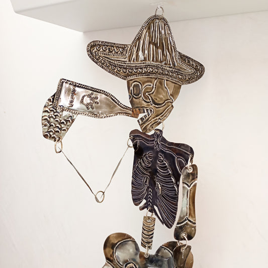 Calavera articulada de hojalata con cerveza