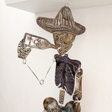 Calavera articulada de hojalata con cerveza