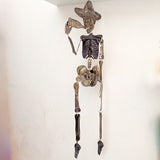 Calavera articulada de hojalata con cerveza
