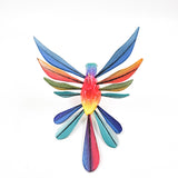 Colibrí de colores en madera de copal