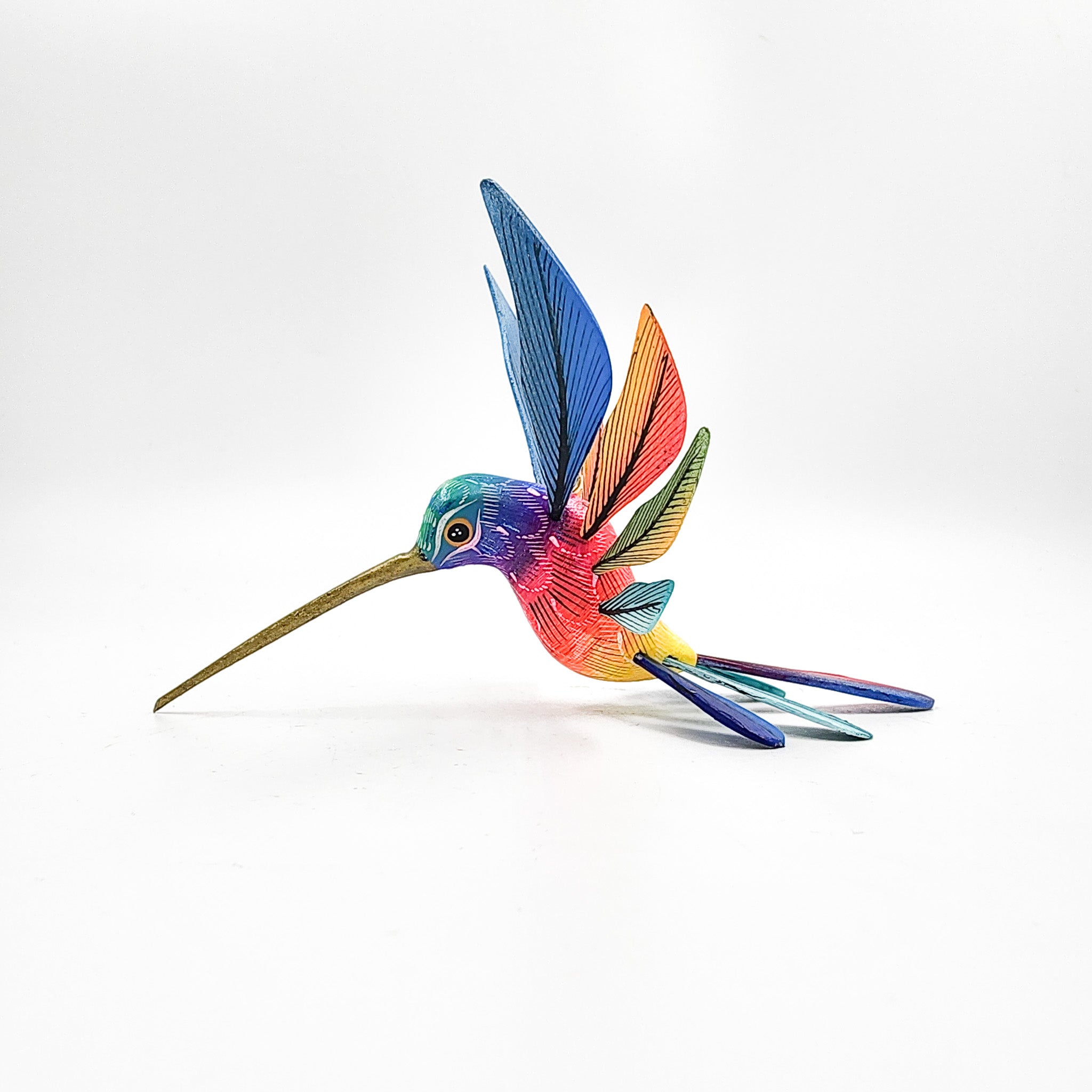 Colibrí de colores en madera de copal