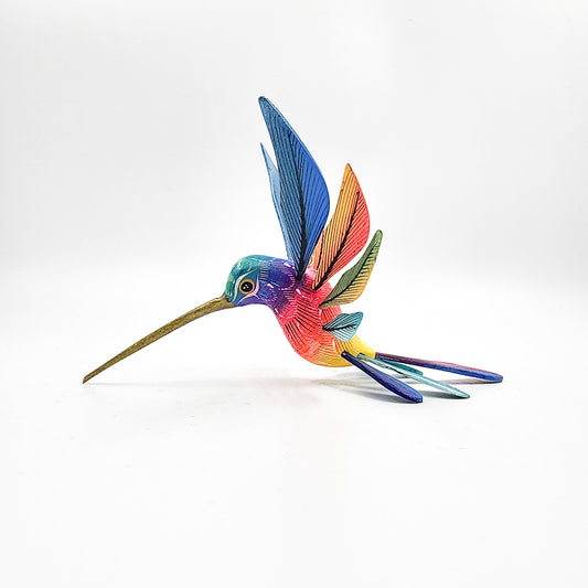 Colibrí de colores en madera de copal