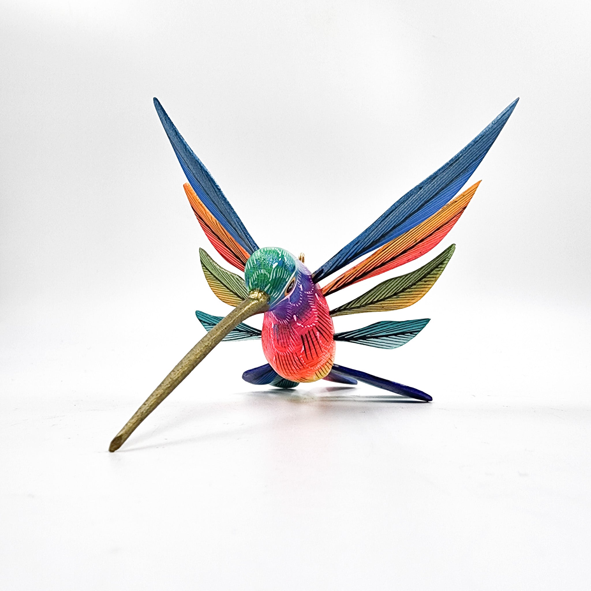 Colibrí de colores en madera de copal