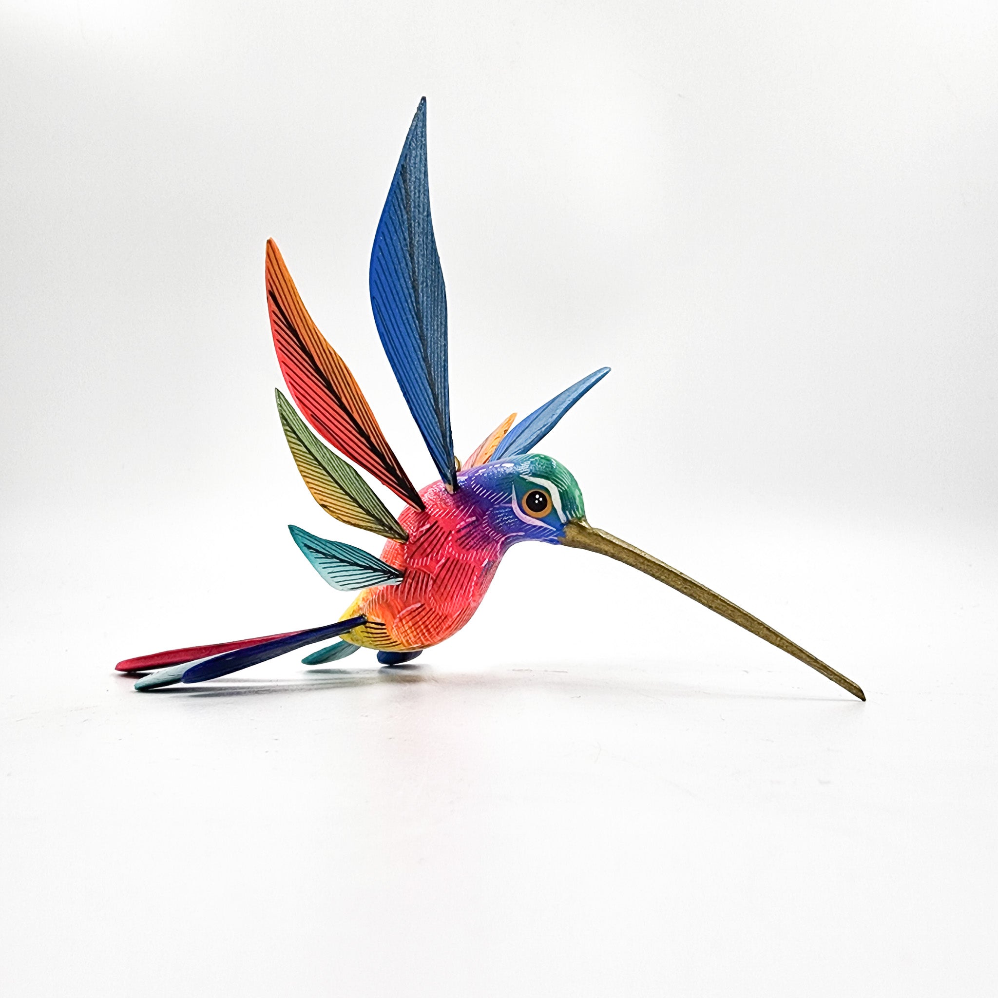 Colibrí de colores en madera de copal