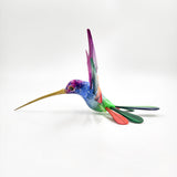 Colibrí de colores en madera de copal