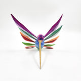 Colibrí de colores en madera de copal