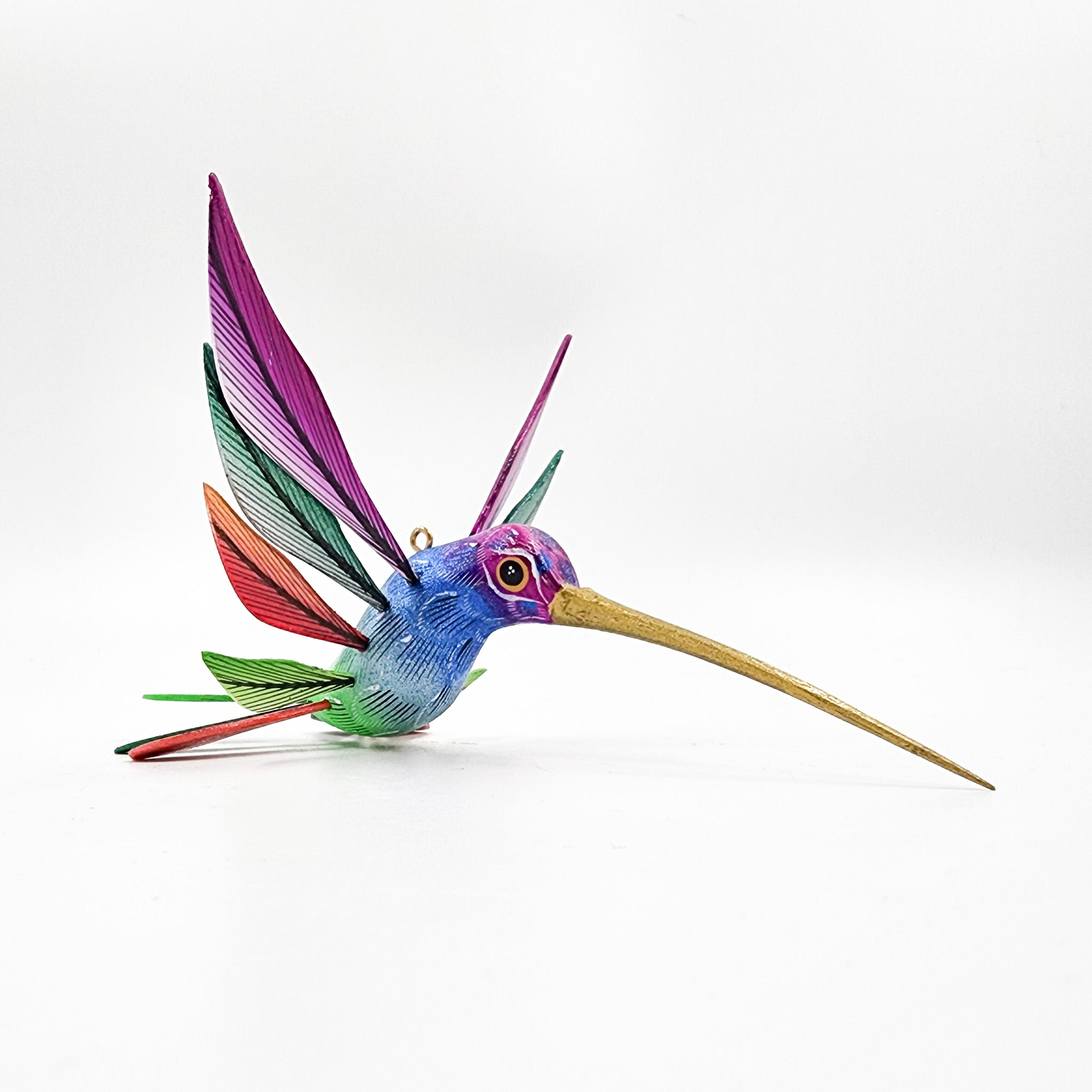 Colibrí de colores en madera de copal