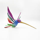 Colibrí de colores en madera de copal