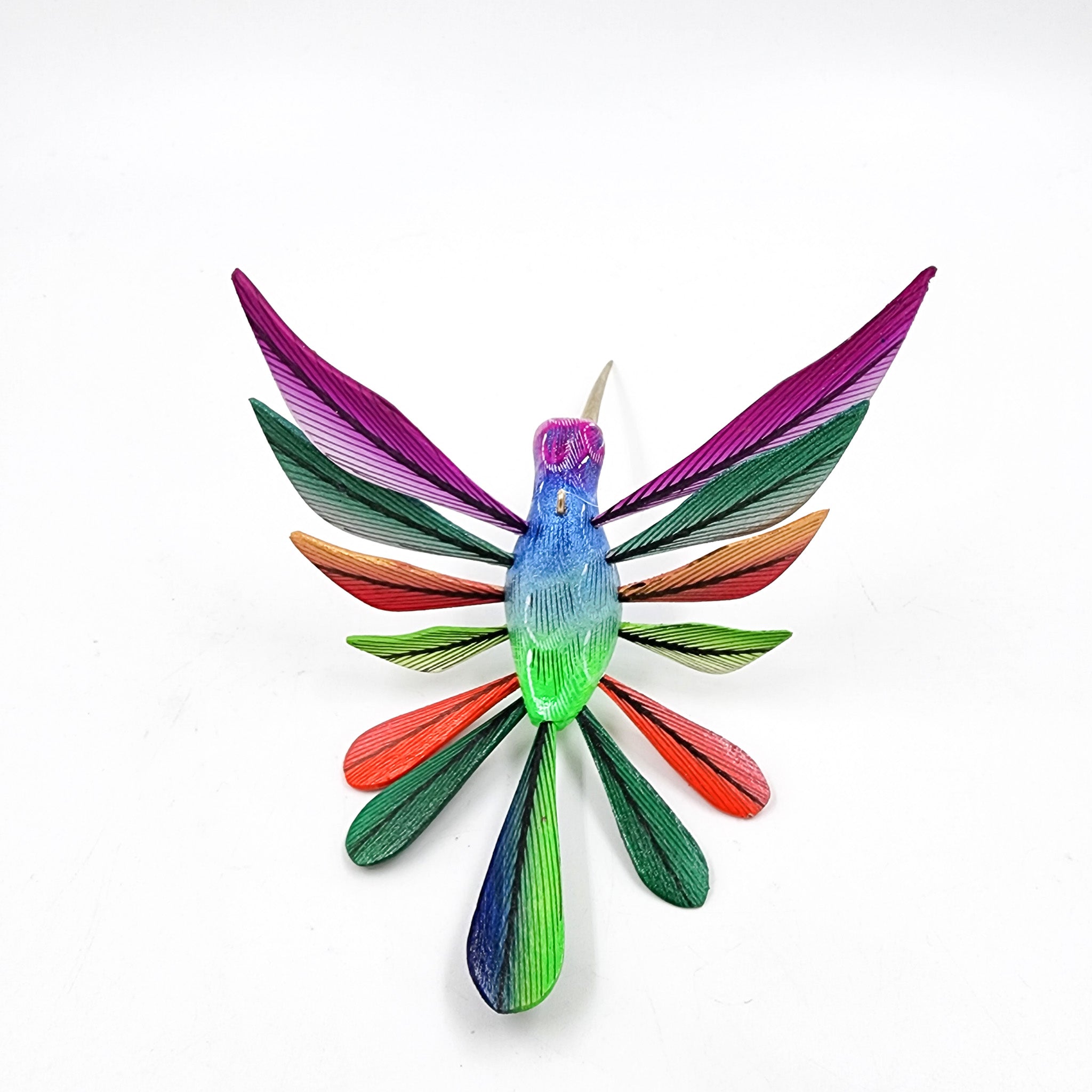 Colibrí de colores en madera de copal