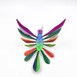 Colibrí de colores en madera de copal