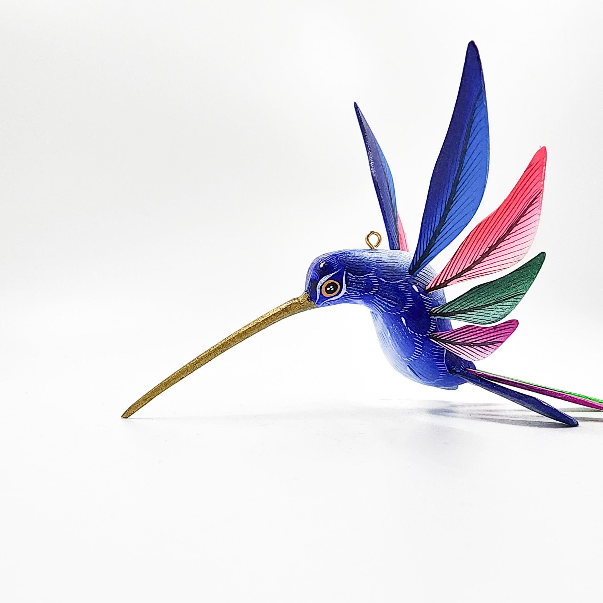 Colibrí azul en madera de copal