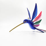 Colibrí azul en madera de copal