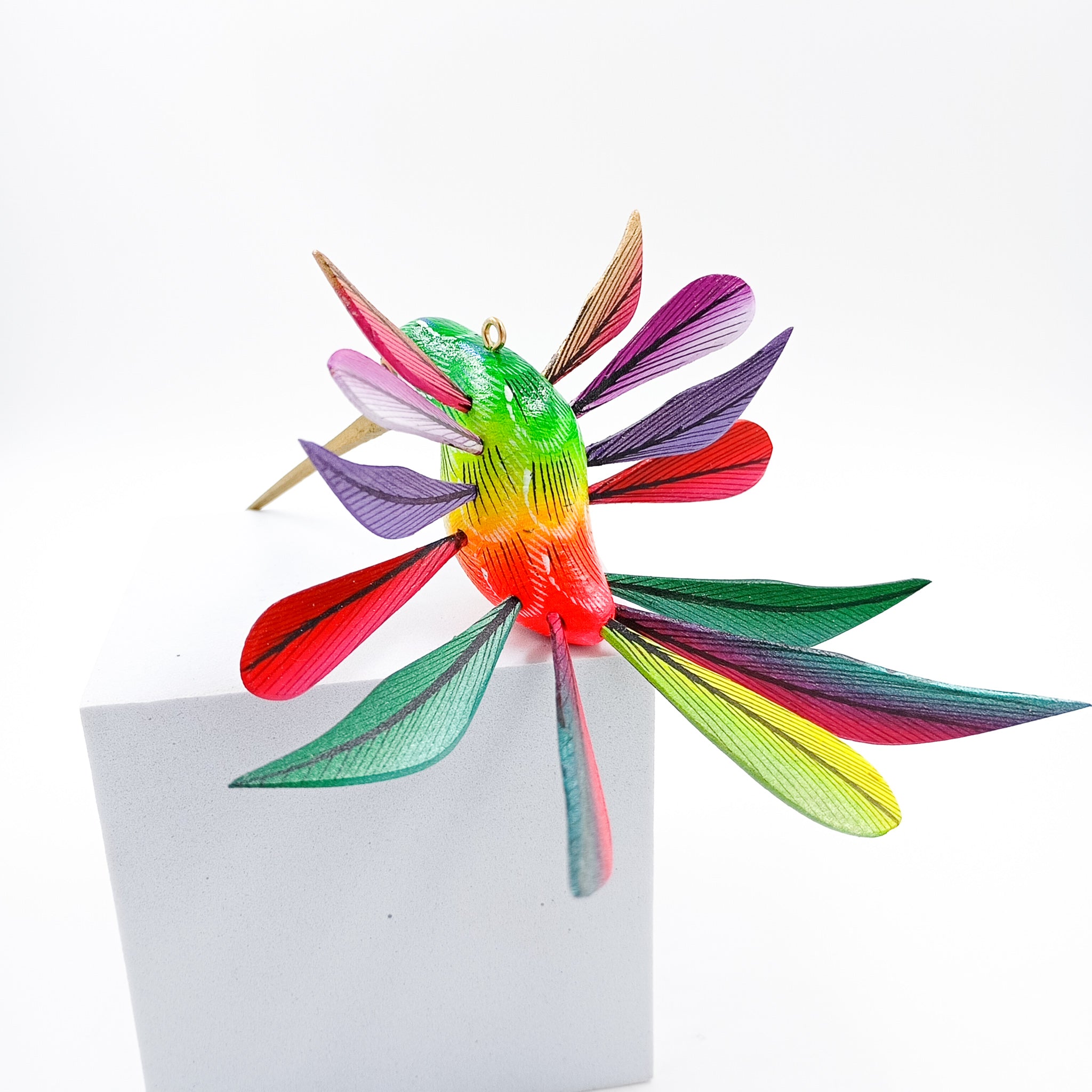 Colibrí de colores en madera de copal
