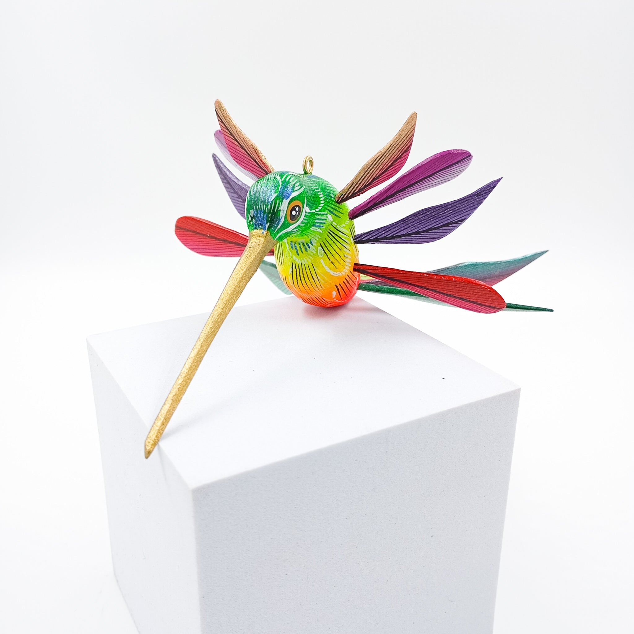 Colibrí de colores en madera de copal