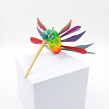 Colibrí de colores en madera de copal