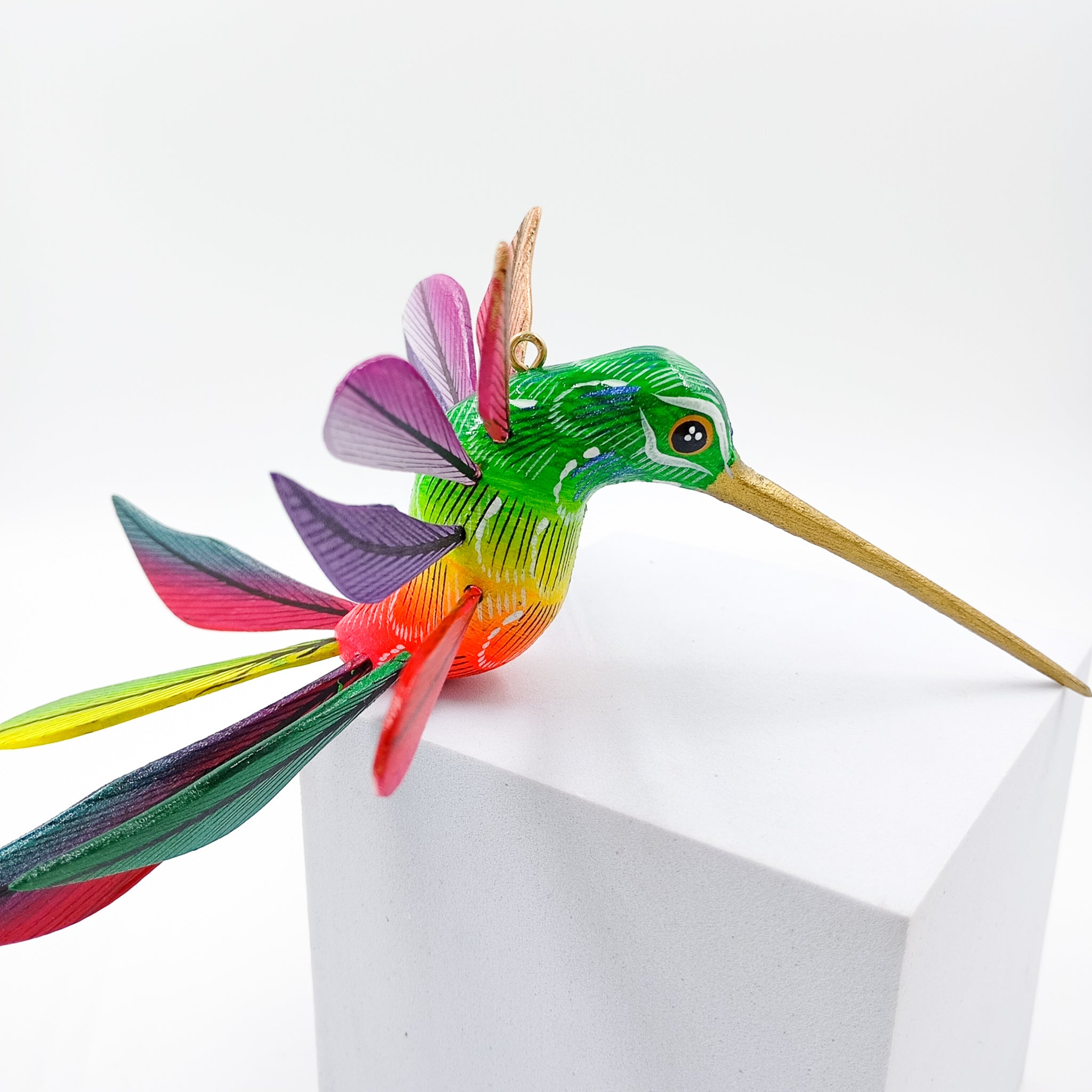 Colibrí de colores en madera de copal