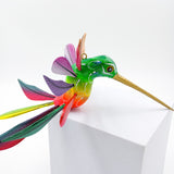 Colibrí de colores en madera de copal