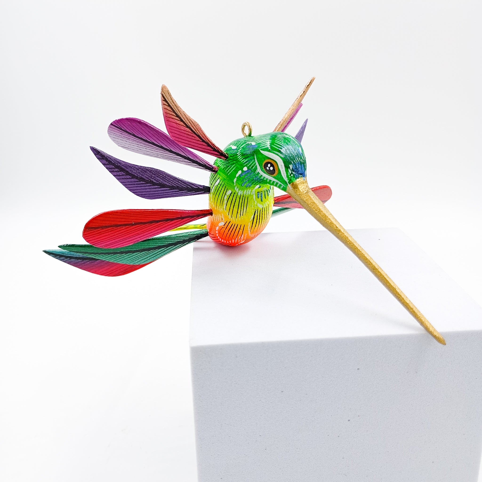 Colibrí de colores en madera de copal